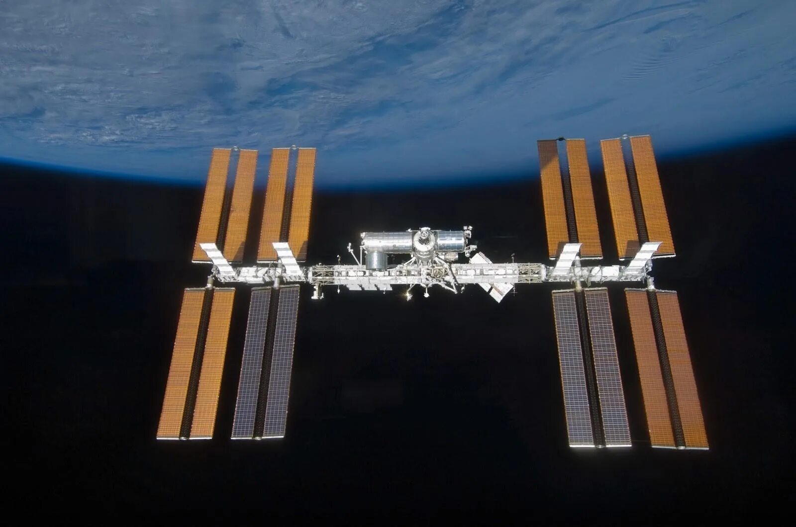 МКС станция Космическая Орбита. Солнечные батареи на МКС. Солнечные панели международной космической станции. Space Shuttle солнечные панели.