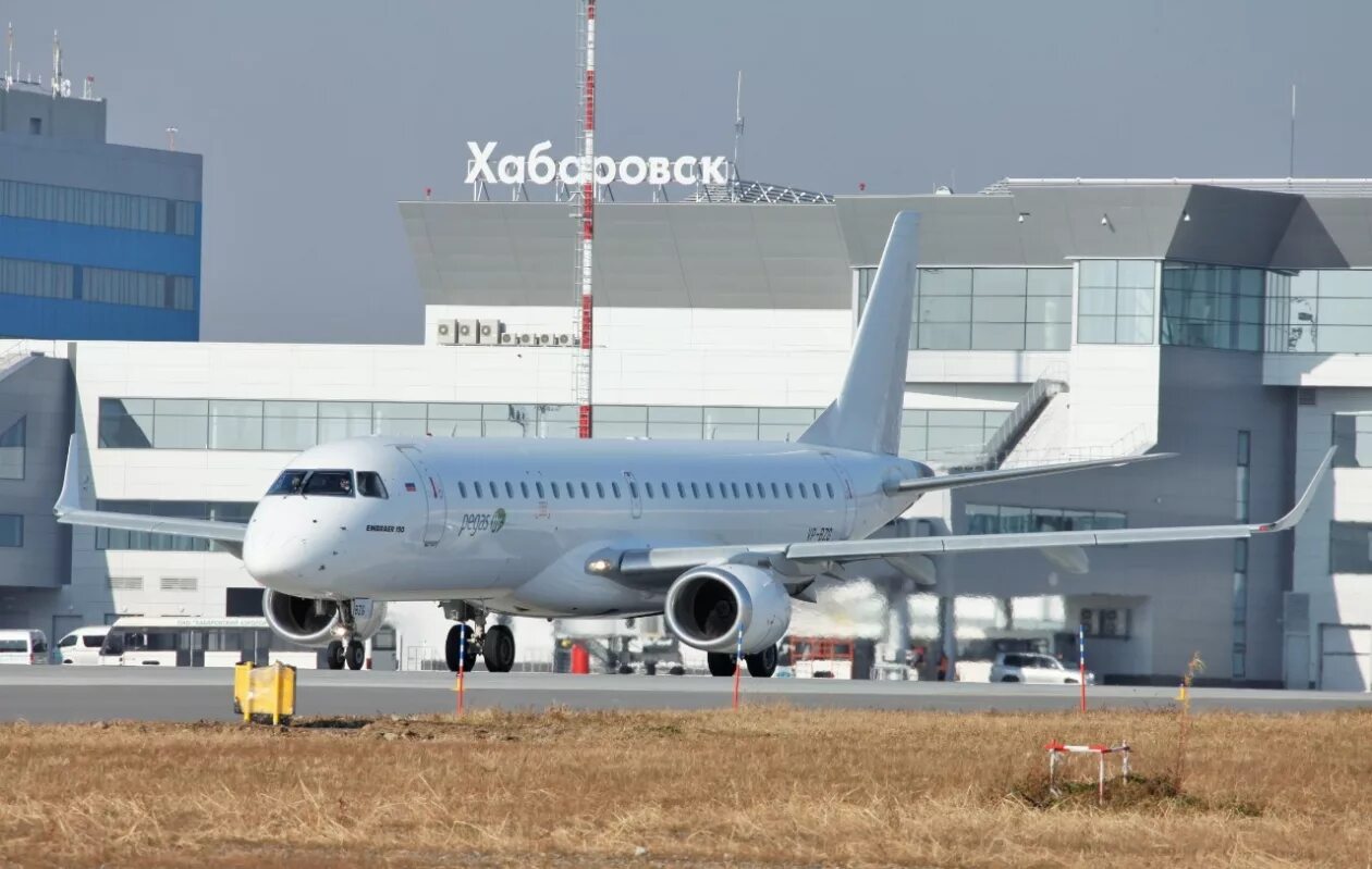 Сколько аэропортов в хабаровске. Аэропорт Хабаровск новый. Хабаровск Хабаровск новый аэропорт. Аэропорт Невельского Хабаровск. Самолет в аэропорте Хабаровск.