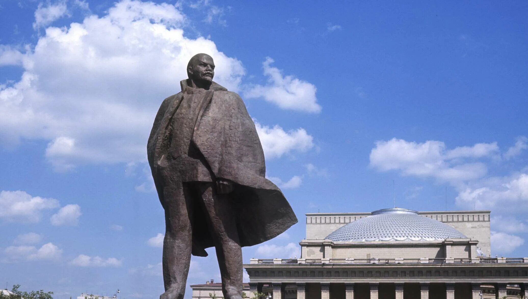 Памятник ленину в новосибирске на площади ленина. Ленин в новосибирске. Ленин на площади ленина новосибирск. Памятник на площади ленина новосибирск. Памятник владимиру ильичу ленину в новосибирске.