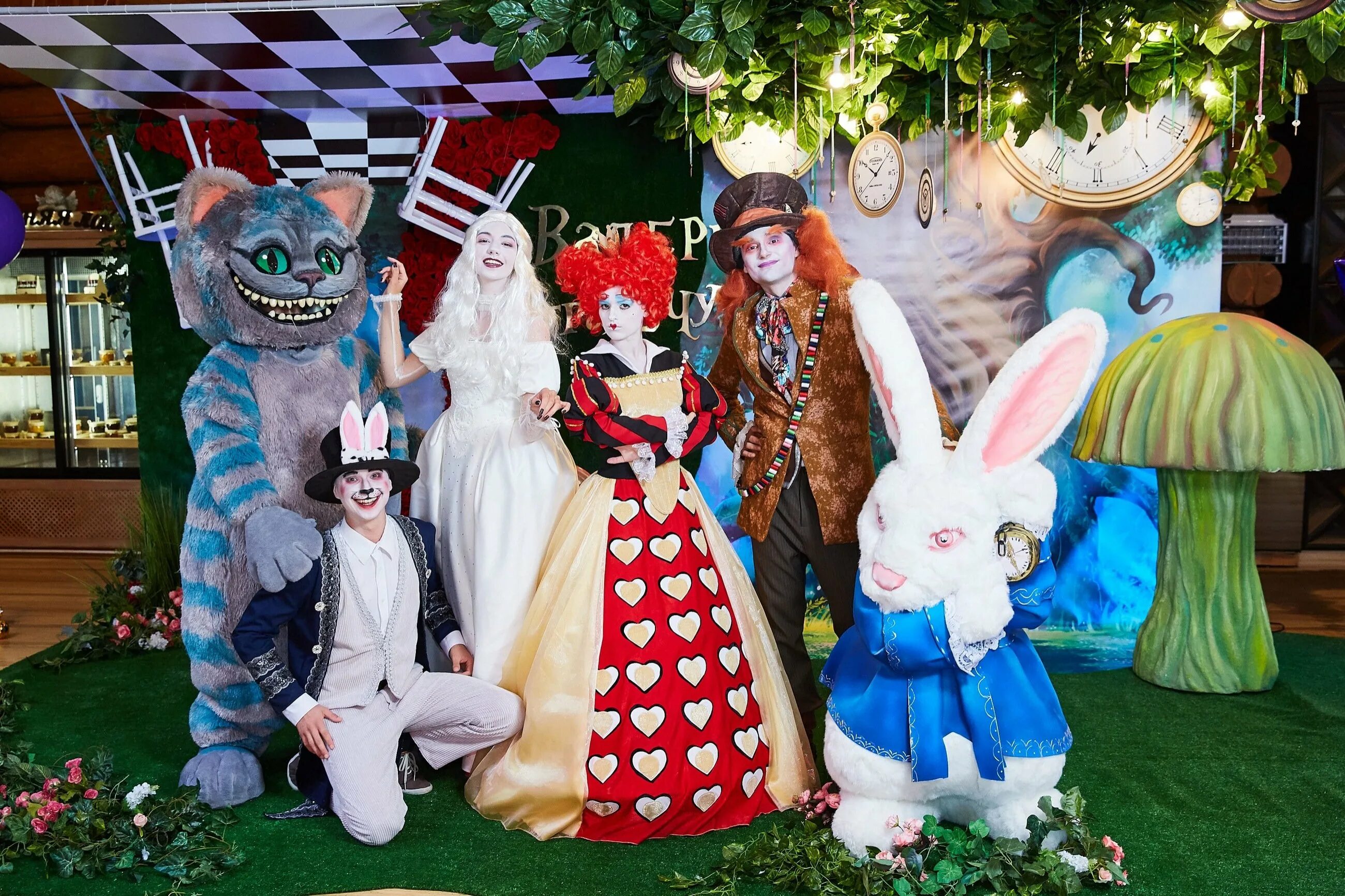 Аниматоры на новый год алиса в стране чудес. Алиса шоу. Алиса в стране чудес ледовый спектакль. Алиса в стране чудес 2020. Новогодние ростовые куклы.