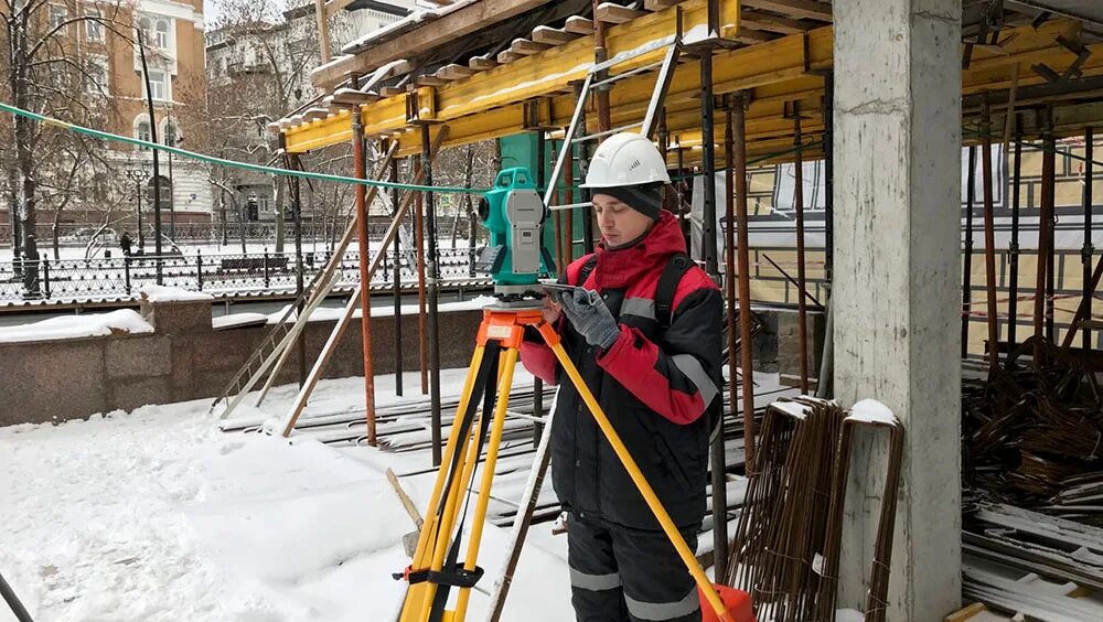 Условиях строительство с использованием. Геодезия при строительстве. Геодезическая разбивочная основа. Геодезическая основа для строительства. Геодезист на строительной площадке.