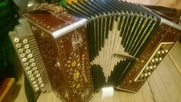 Ремонт баяна. Где можно отремонтировать гармонь. Ремонт гармони. Меха баяна. Мастера по ремонту баянов.