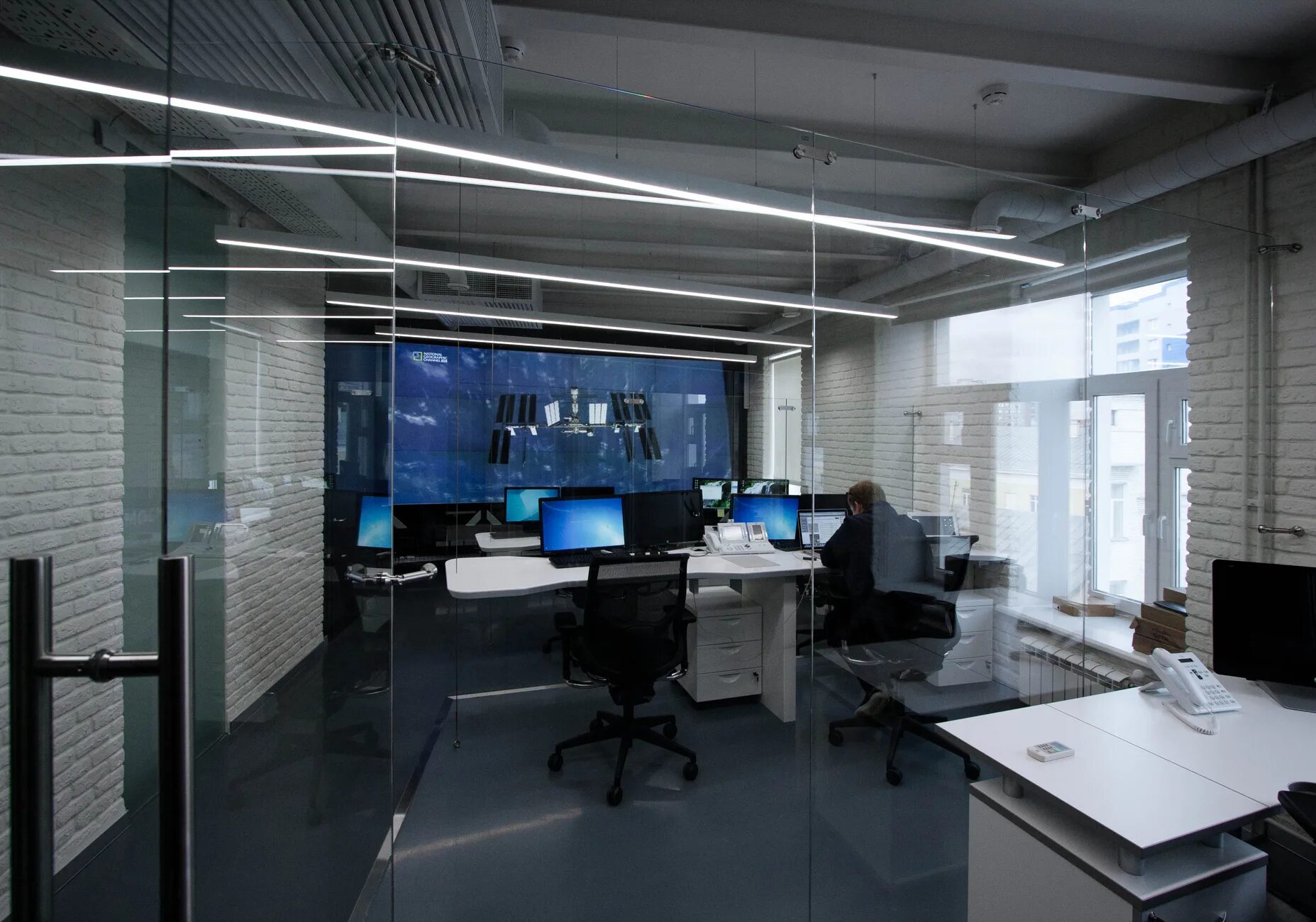 диспетчерский щит рду. кресло диспетчера 24/7. отоном+диспетчерская+система. современные операторные. мониторы в диспетчерской.