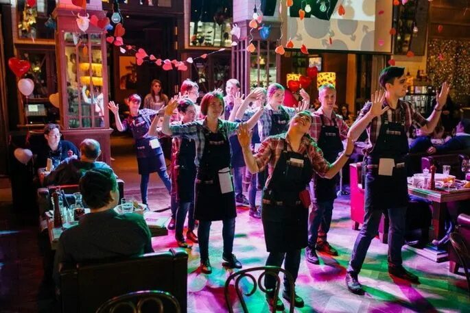 Ресторан рибай санкт-петербург поют официанты. Поющий ресторан в питере рибай. Ресторан рибай санкт-петербург поют официанты. Ресторан спб с поющими официантами танцующими. Официантка в ресторане поет.