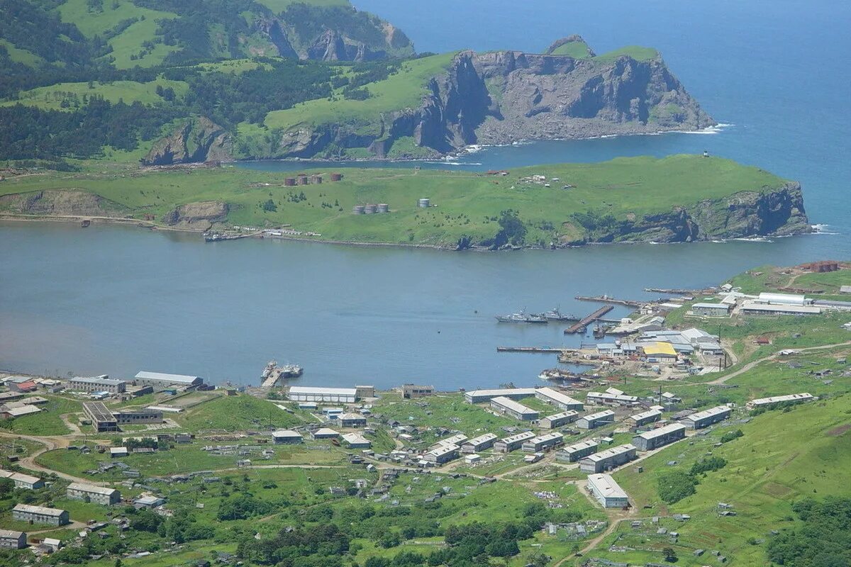 Село курил. Остров Шикотан Курильские острова. Бухта Малокурильская на острове Шикотан. Поселок Малокурильское остров Шикотан. Село Малокурильское на острове Шикотан.