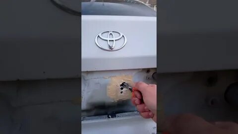 Как открыть без ключа багажник тойота