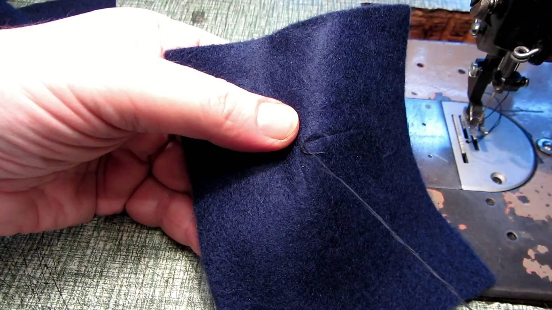 Зашить разрез на ткани. Красивый шов на джинсах. Зашить дырку на джинсах. Декоративный шов на куртке. Аккуратный шов на джинсах.