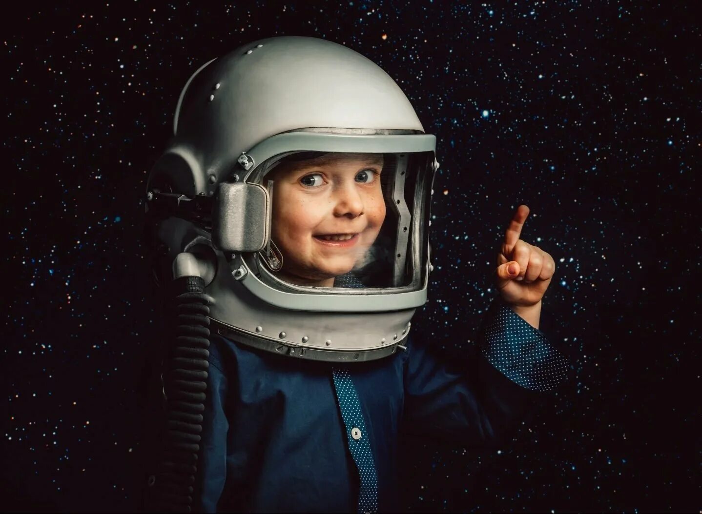 Космонавт для детей. Космический шлем. Шлем Космонавта. Скафандр Космонавта. Как мальчик стал космонавтом