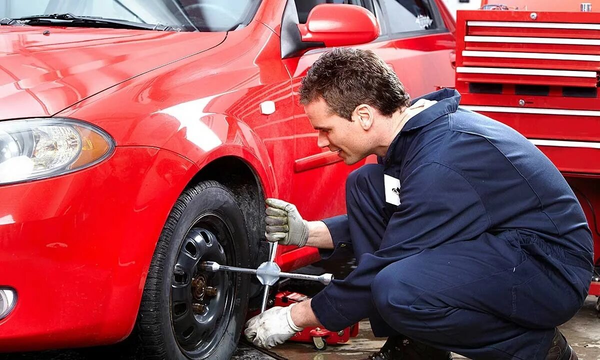 Как прокачать автомеханику. Автослесарь по ремонту автомобилей. Машина в автосервисе. Фотограф фредди фабрис. Человек под машиной ремонтирует.