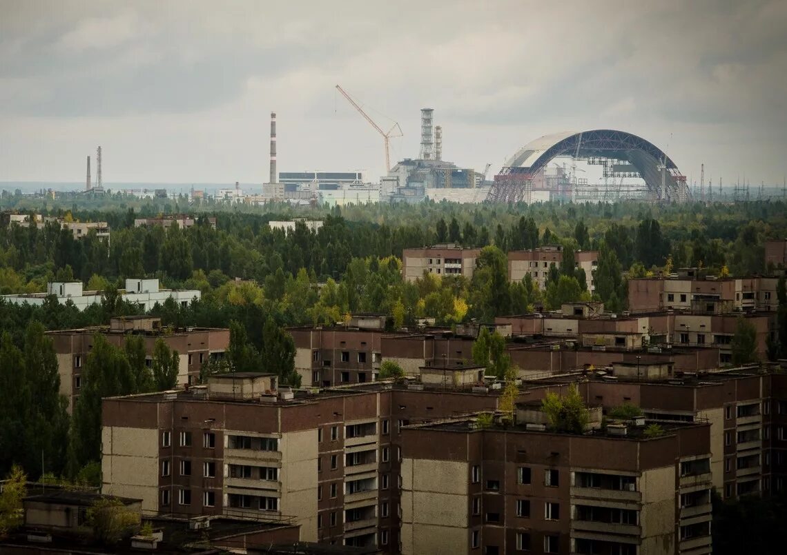 Чернобыль зона отчуждения АЭС. Припять Чернобыль ЧАЭС. Припять вид с крыши на ЧАЭС. Чернобыль зона ЧАЭС.