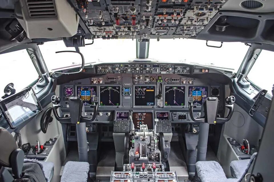 Самолет ту управление. Кабина boeing 737 ng. боинг 737-800 кабина пилотов. кабина самолета боинг 737 800. boeing 737 next generation кабина.