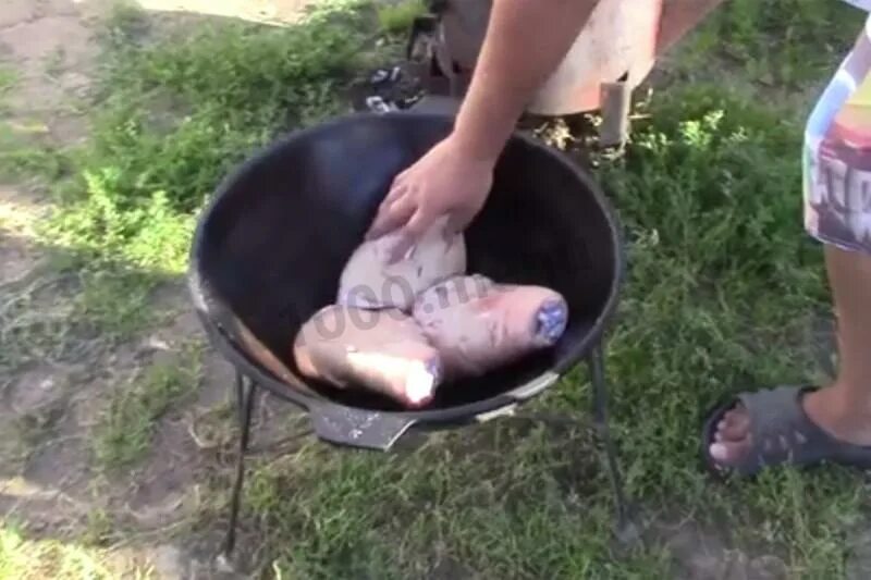 Рулька в казане на костре. Рулька свиная на костре рецепт в казане. Рулька с картошкой на костре. Рулька в казане на костре. Вепрево колено чехия.