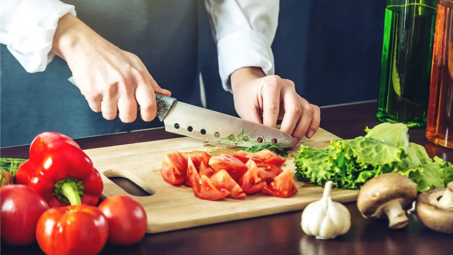 Cutting vegetables. Кулинария. Ножи для пищи. Повар с ножом. Приготовление еды.