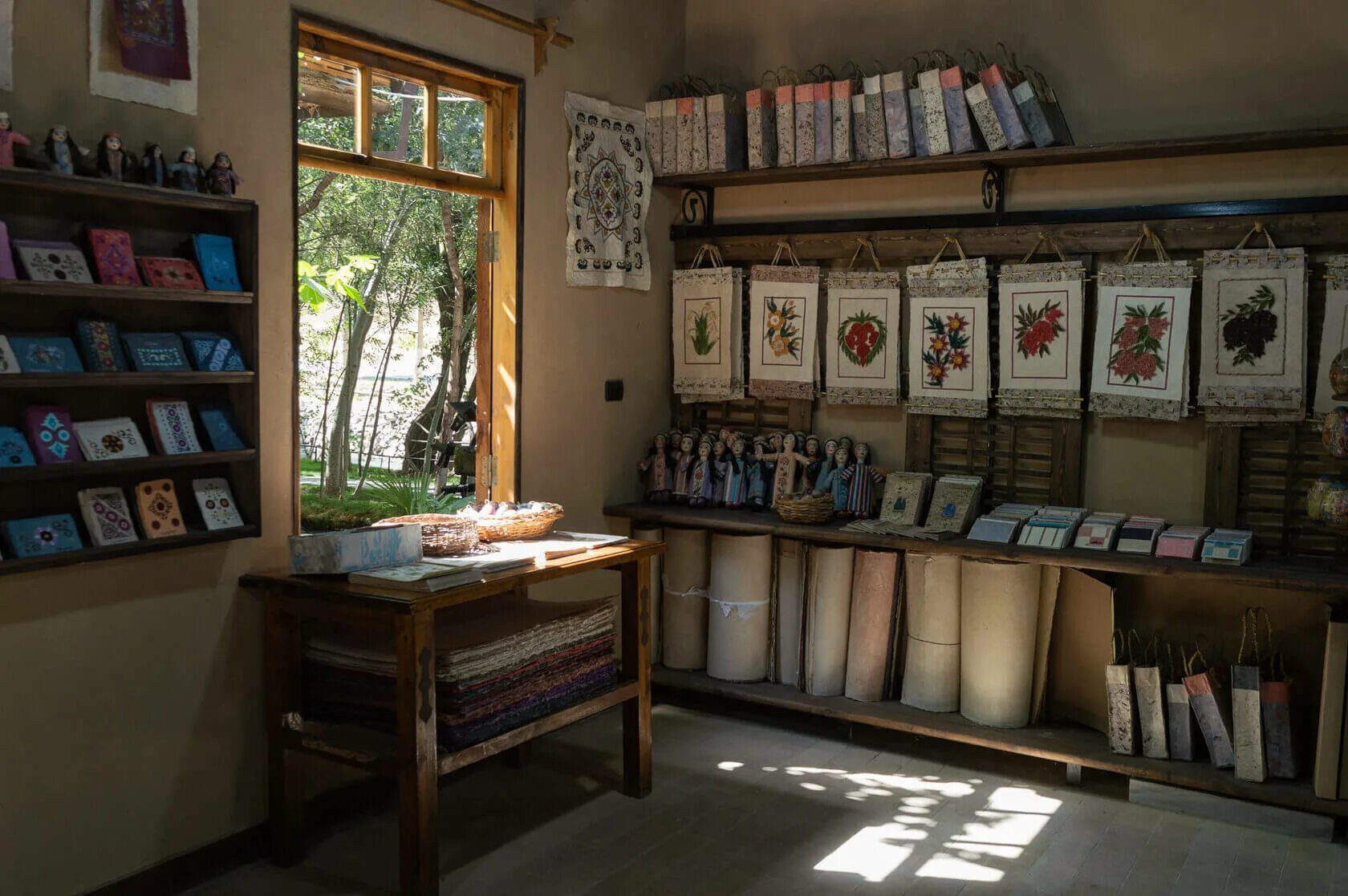 Самарканд фабрики. Фабрика ковров в самарканде. Фабрика шелковых ковров в самарканде. Конигиль самарканд. Самарканд гул обод мебель.