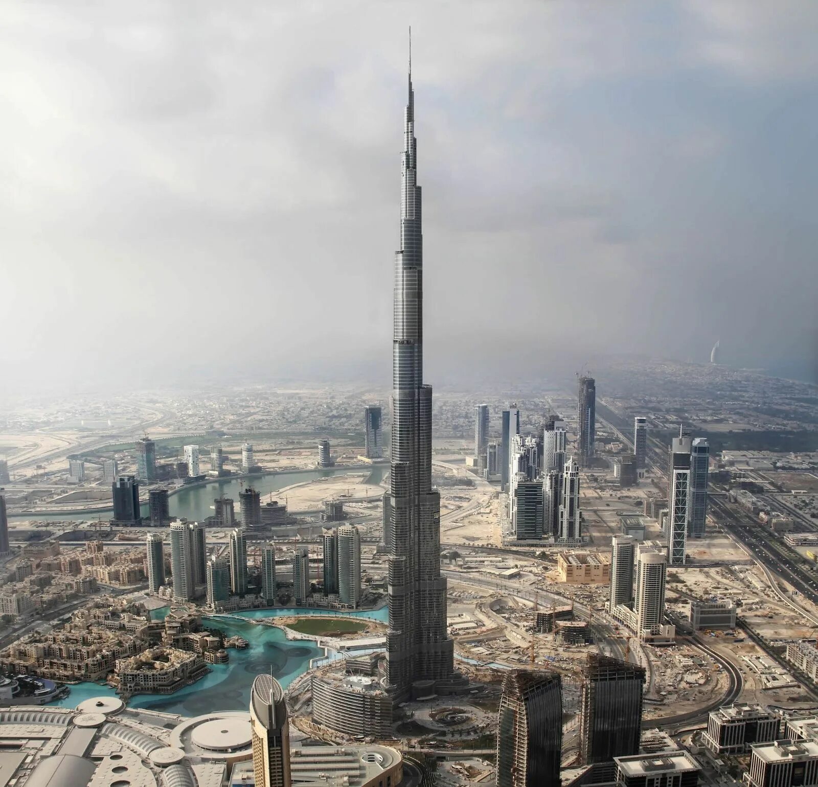 Самая высокая средний. Небоскреб Бурдж Халифа высота. Дубай Халифа высота. Бурдж Дубай высота. Бурдж-Халифа в Дубае - самое высокое здание в мире.