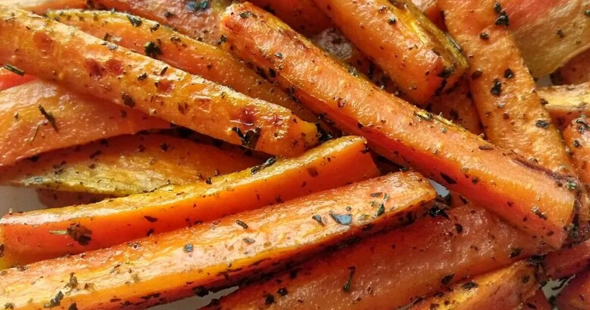 Печеная морковь. Морковь в духовке. Печеная морковка. Морковь для запекания. Морковь в духовке запеченные брусочками.