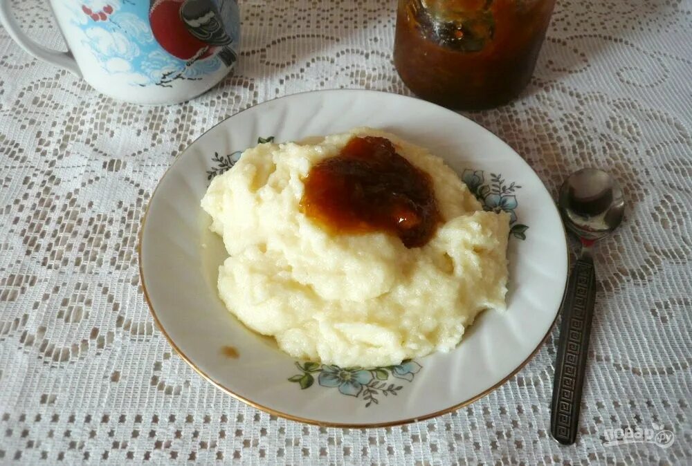 манная каша с комочками. каша на завтрак. каша с комочками рецепт. каша с комочками рецепт. комки в каше.