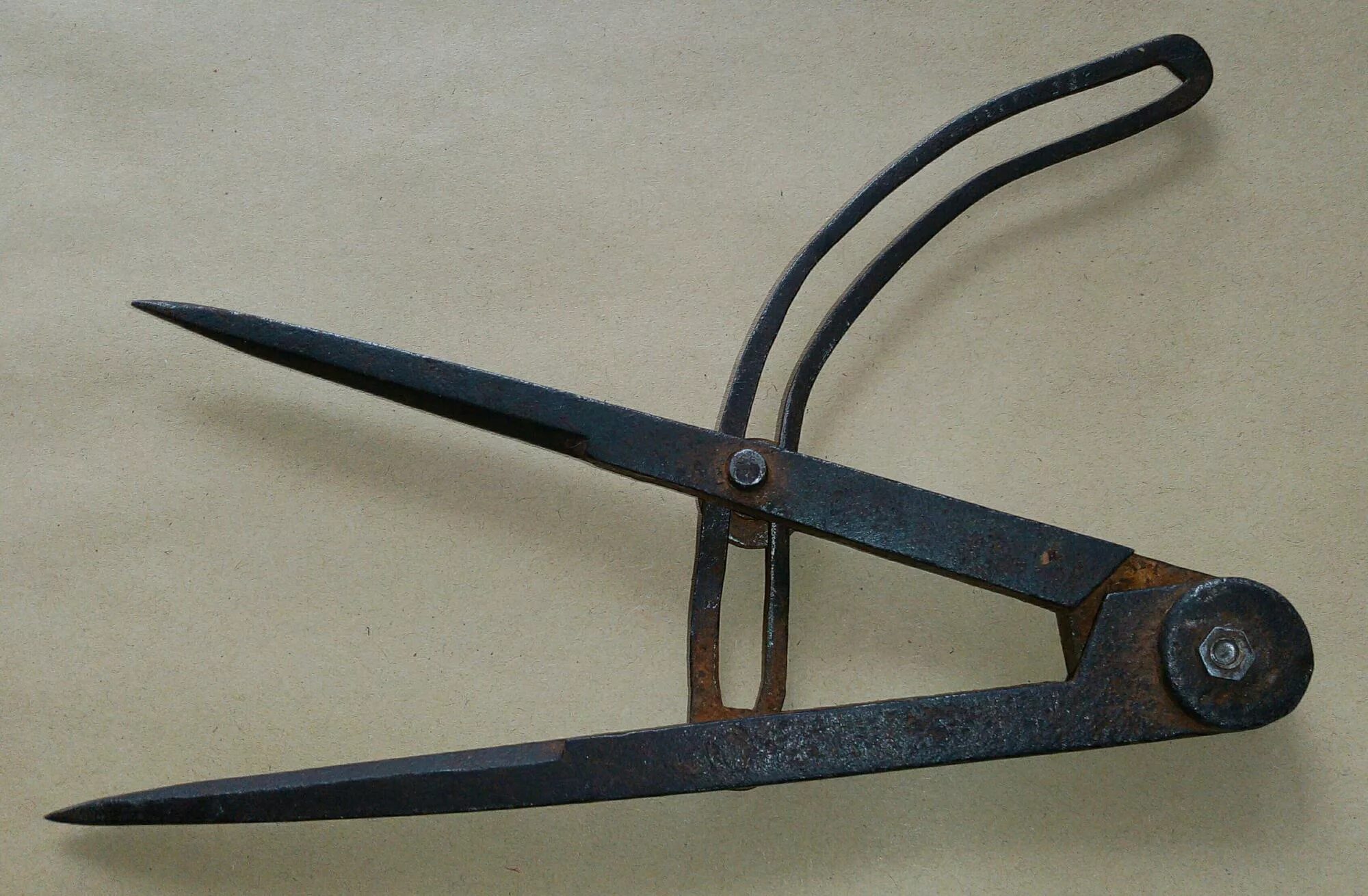 самый древний циркуль. компас 19 век. старинные железные замки. старинный как пишется. старинный как правильно.