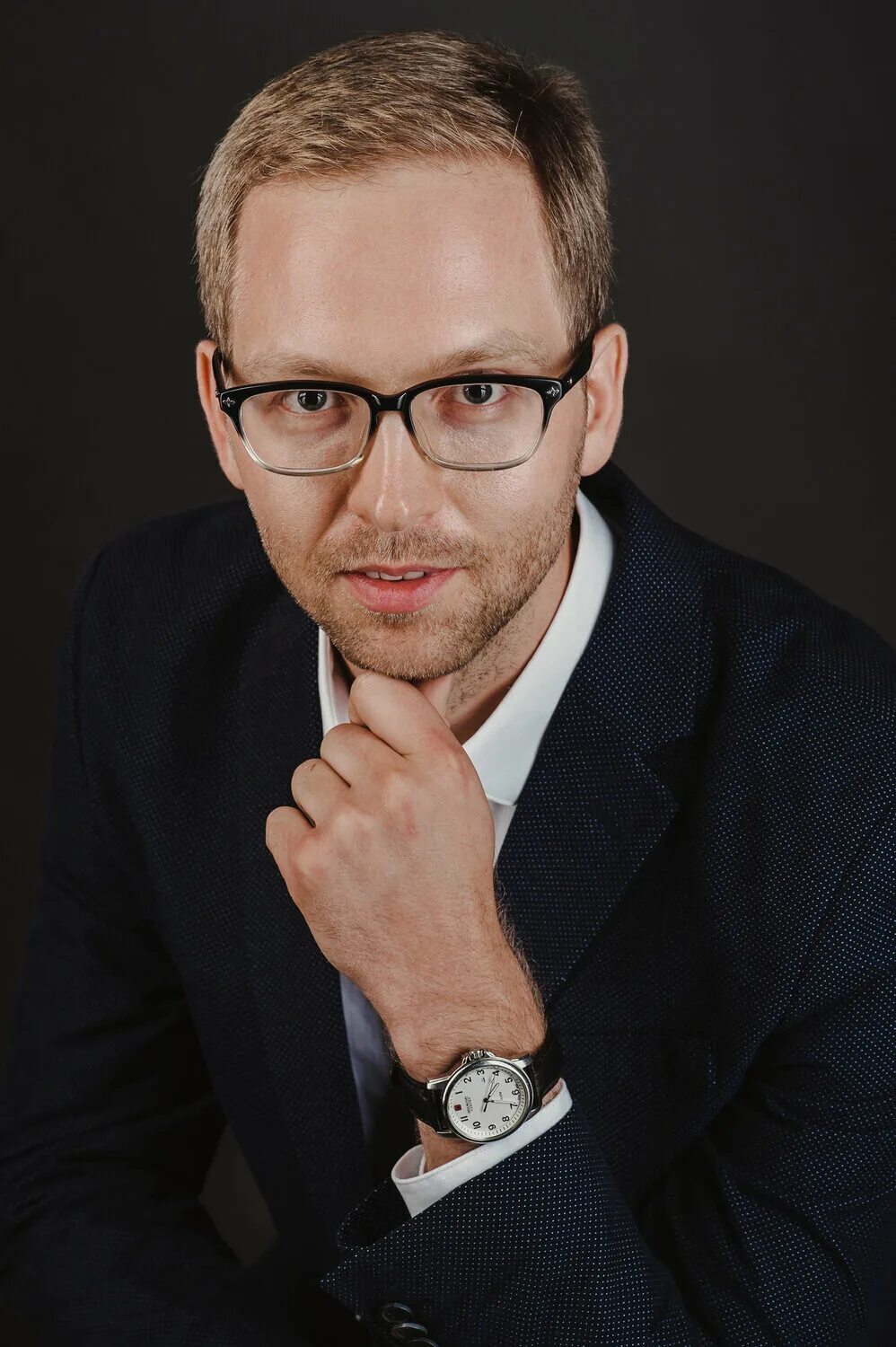 деловой мужчина. бизнес артистов. деловая фотосессия для мужчин. бизнес артистов. бизнес артистов.