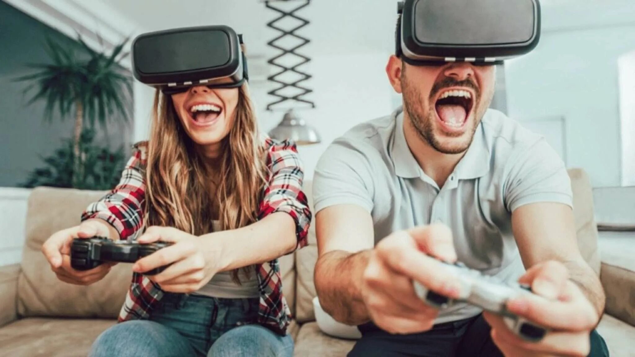 Человек в очках виртуальной реальности. Виртуальная реальность эмоции. Парень в очках виртуальной реальности. Человек в VR очках.