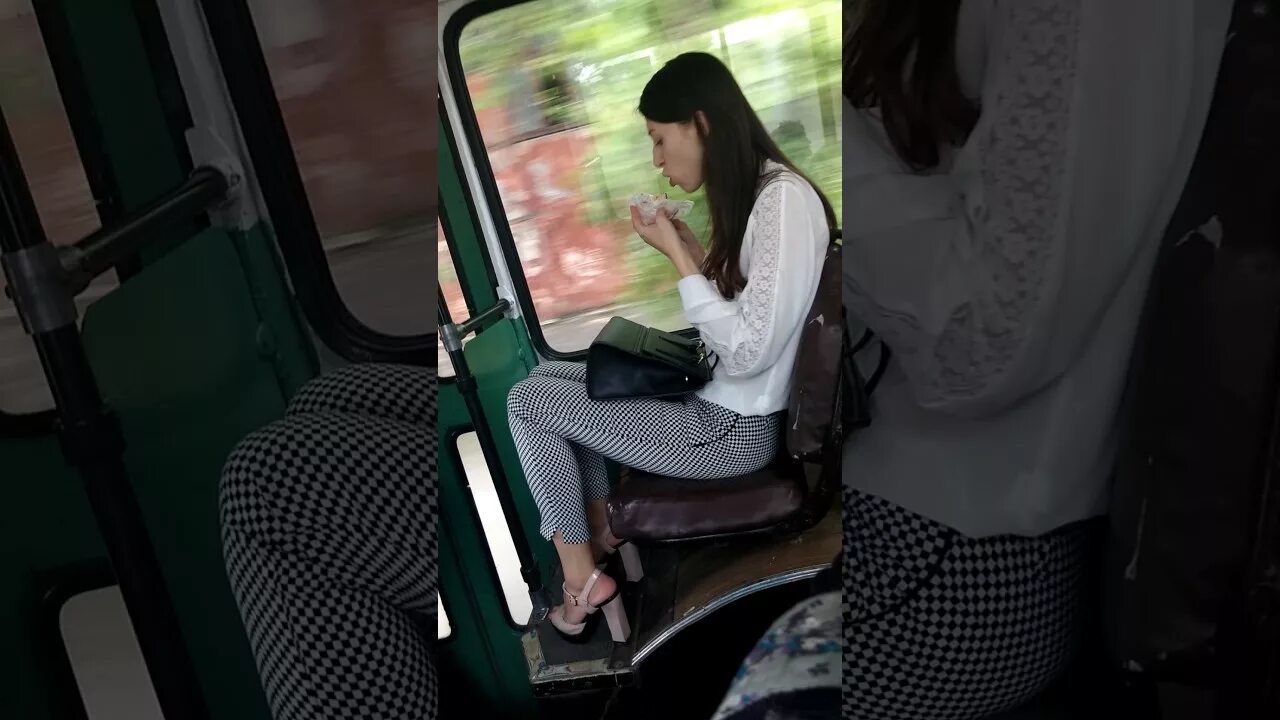 Девочка сидит в автобусе. Девушка в автобусе сидит. девочка сидит в общественном транспорте. девушка в маршрутке.