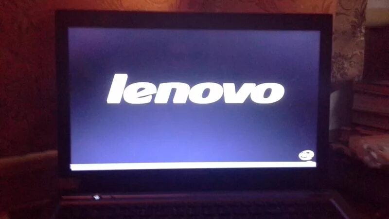 Почему не включается леново. Ноутбук леново не загружается. Леново включение. Ноутбук Lenovo не загружается. Ноутбук перезагружается на логотипе.