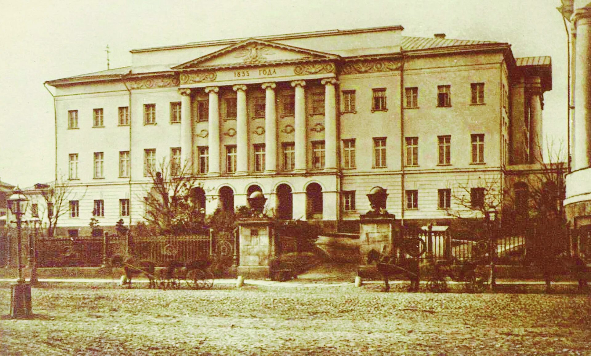 18 в университете. Императорский московский университет 1884 архитектор. Московский университет 1755 года. Московский университет 1883 год. 18 лет в университет.