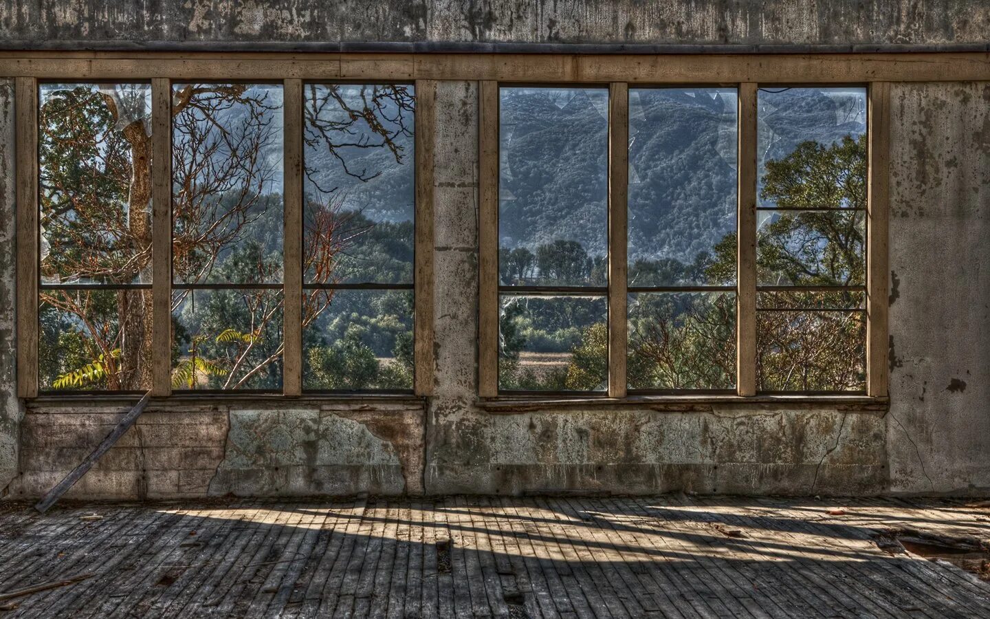 Фото окна для фотошопа. Стена с окном. вид из старого окна. большие старинные окна. панорамные окна в старом доме.