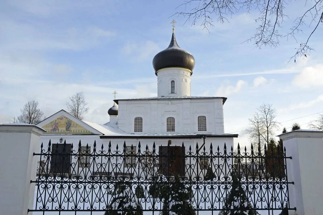Старая русса георгиевский храм. Псков церковь великомученика георгия. Храм георгия победоносца в старой руссе. Георгиевская церковь город старая русса. Церковь святой троицы (старая русса).