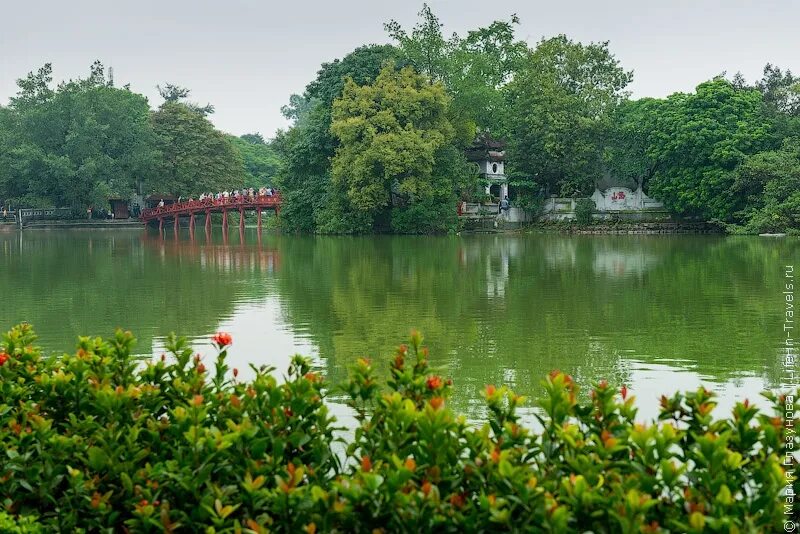 Озеро Хоанкьем Вьетнам. Озеро Хоанкьем Ханой. Озеро возвращенного меча Ханой. Озеро меча (Хоанкьем).