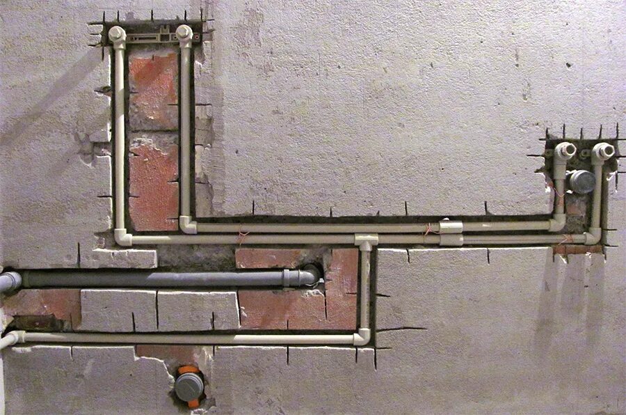 Водопровод в стенах. Штробление под 110 канализационную. Штробление стен для труб. Прокладка сантехнических труб в ванной. Прокладка труб водоснабжения в стене.