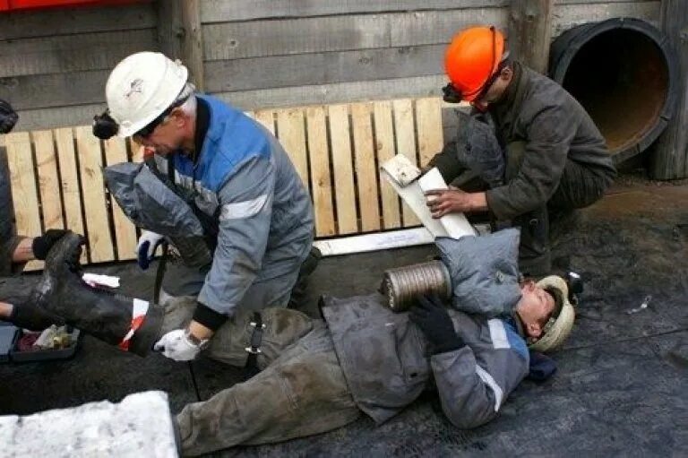 Несчастных случаев на рабочем месте. Производственная травма. несчастных случаев на производстве. травмирование на производстве. несчастный случай на производстве.