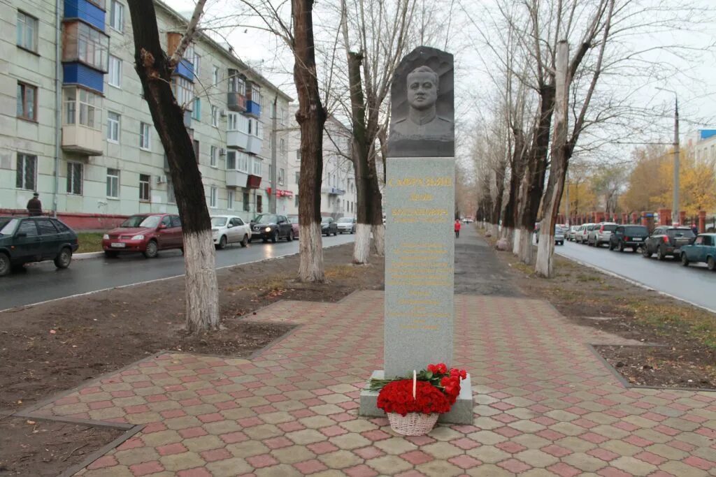 Памятник Кадомцеву города Новокуйбышевск. Памятники в Новокуйбышевске. Памятник Грушину в Новокуйбышевске. Памятник узукояну г. Новокуйбышевск. Новокуйбышевск тревога