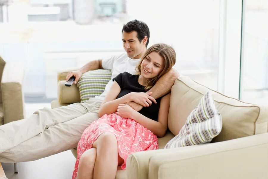 счастливые муж и жена. фотосессия на кухне пара. мужчина и женщина на кухне. мужчина и женщина на диване. семейный быт.