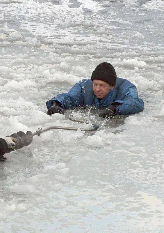 рыбак провалился под лед