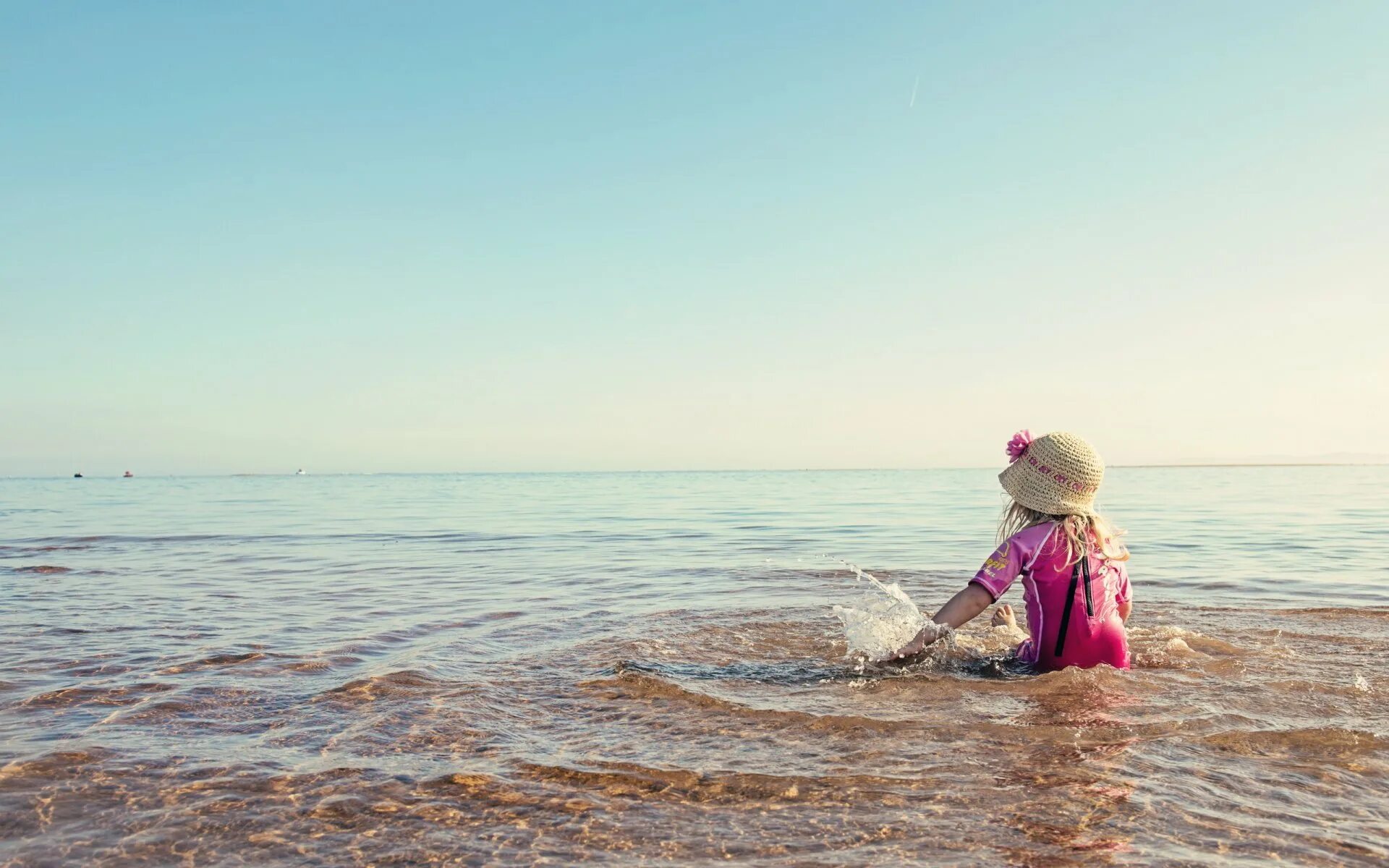 Девочка на море. Фотосессия на море. Лето дети море. Дети на берегу океана. Мама где море