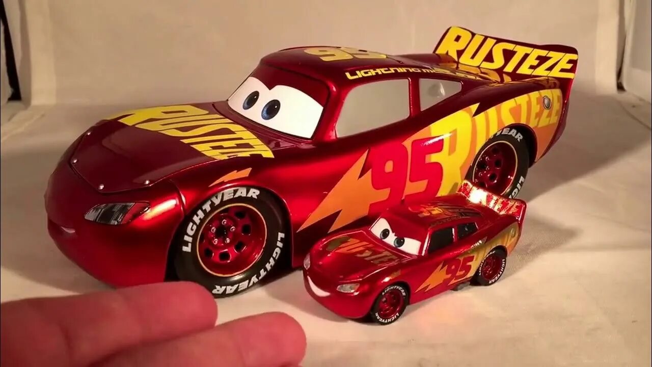 Номер молнии маквина. Cars 3 Rust Eze Racing Center Lightning MCQUEEN. Молния Маккуин игрушка 95 Rusteze. Молния 95 молния Маккуин. Cars 1 Lightning MCQUEEN Rust Eze 95.