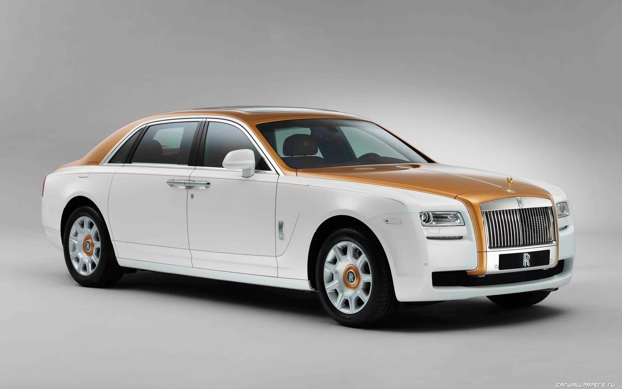 Rolls com. Rolls Royce Ghost. Rolls Royce Ghost 2013. Rolls-Royce Ghost Extended Wheelbase. Золотой Роллс Ройс.