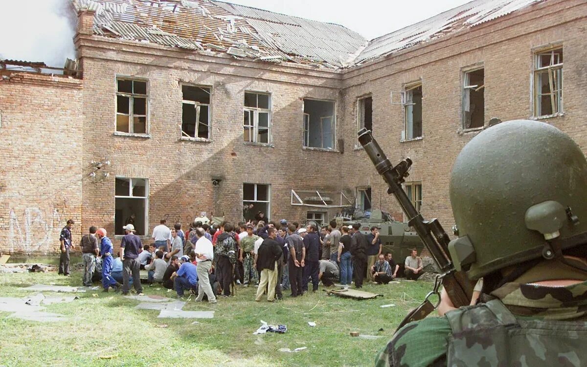 Беслан Северная Осетия 1 сентября 2004. Захват заложников в Беслане. 1 Сентября 2004 года.. Северная Осетия Беслан 1 сентября.