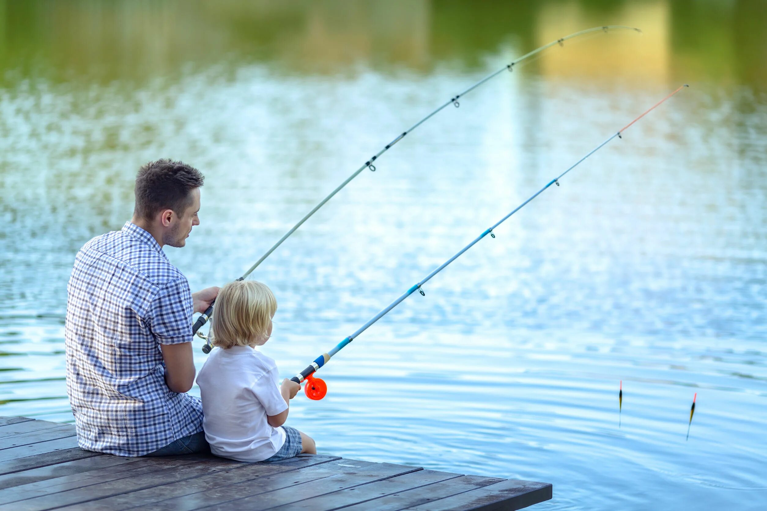 Отец и сын на рыбалке. Рыбалка фото. Рыбалка летом. Папа с сыном на рыбалке.