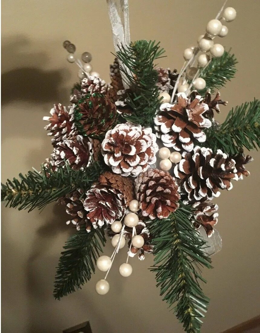 Композиции из шишек к новому году. Декор сосновых шишек к новому году. Новогоднее украшение из шишек своими руками. Ёлочные игрушки из шищек. Декор из шишек.
