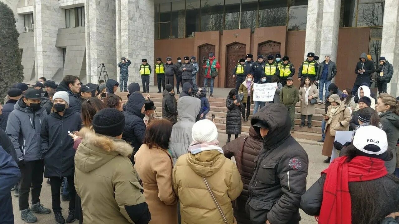 Что произошло в казахстане с девушкой. Протесты в Казахстане. Бишкек жители. Революция в Казахстане. Казахстан новости.