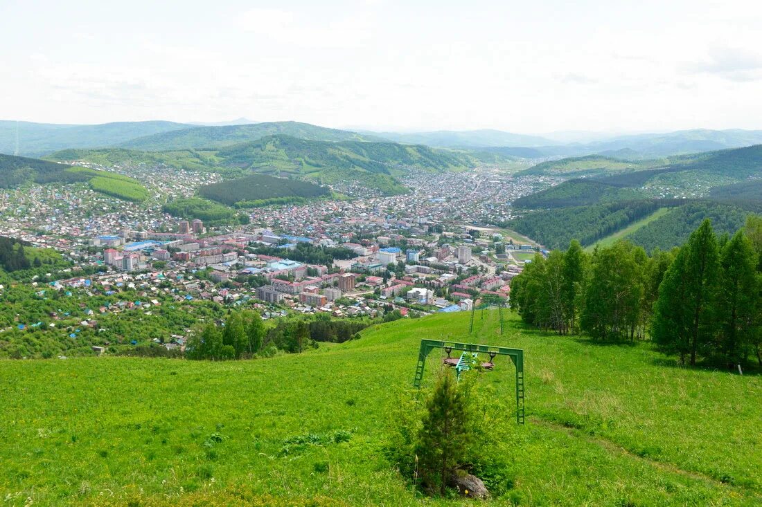 Гора тугая в Горно-Алтайске. Горно Алтайск городской панорамный парк. Смотровая гора Горно Алтайск. Гора тугая в Горно-Алтайске смотровая площадка.