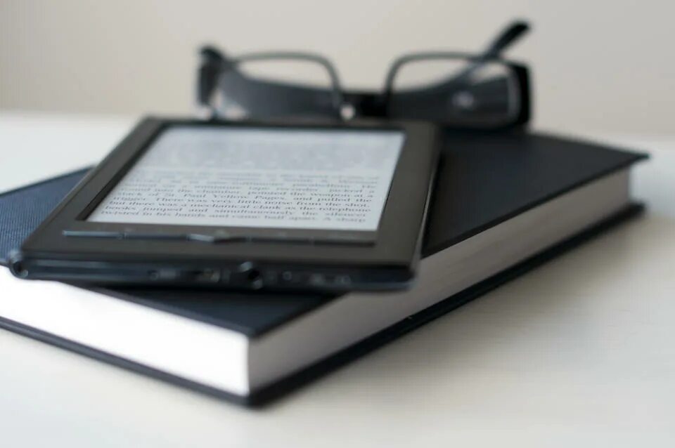 Безопасность электронных книг. Электронная книжка. электронные книги картинки. книга и электронная книга. планшетные компьютеры для чтения электронных книг.