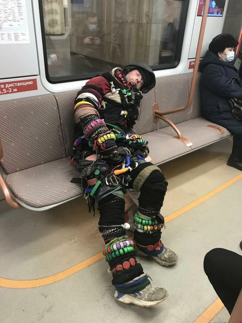 Чудаки в метро. Костюм чудака. Чудаки фильм 2010. Чудаки mtv. Чудаки mtv.