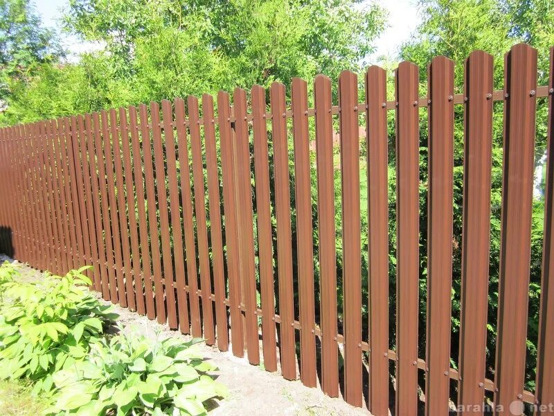Красивый современный забор. Красивый забор из профнастила. Ограждение участка. Забор из профнастила на ленточном фундаменте. Забор предложения.