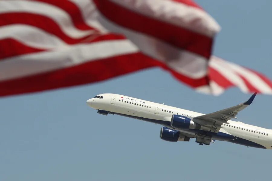Полет в сша. American airlines в москве. самолеты америки. улететь в америку. полет в америку.
