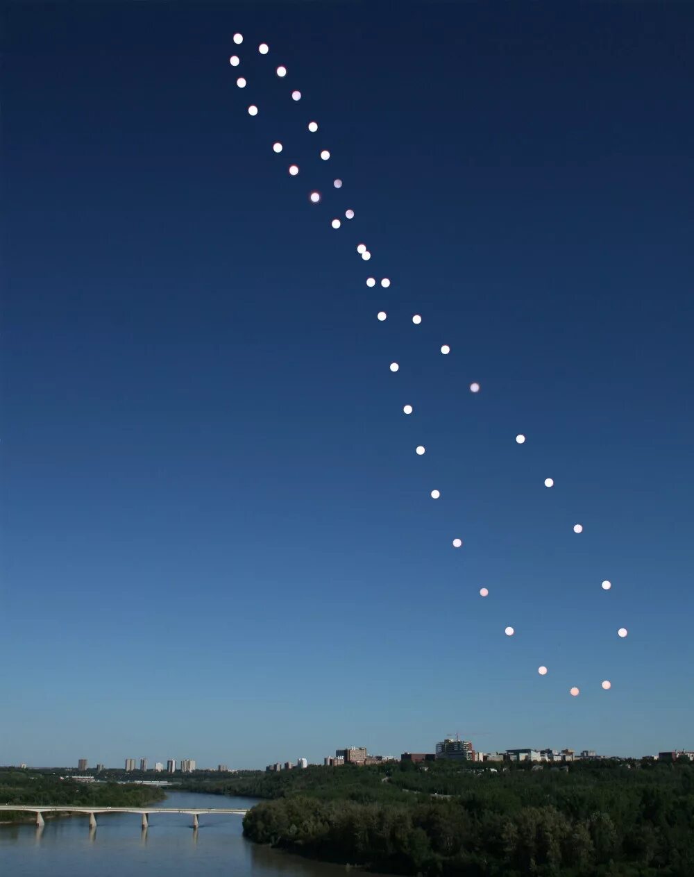 Траектория Луны аналемма. Аналемма солнца. Аналемма солнца Новосибирск. Солнечная аналемма это.
