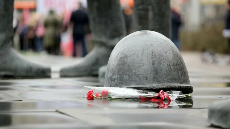 Повреждение памятников. Увековечение памяти погибших при защите Отечества. Увековечение памяти защитников Отечества. Памятник защитникам Отечества.