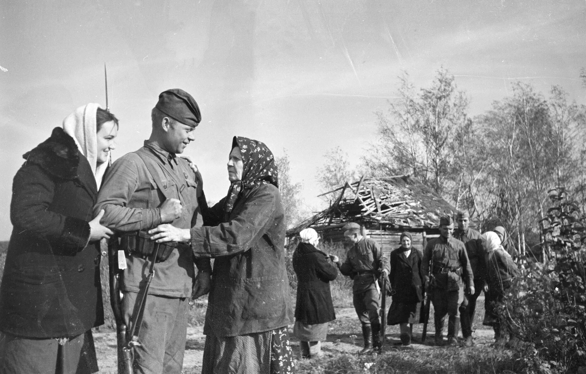 Советские солдаты в деревне 1941. Военные годы. Проводы на фронт. Советские солдаты в деревне.